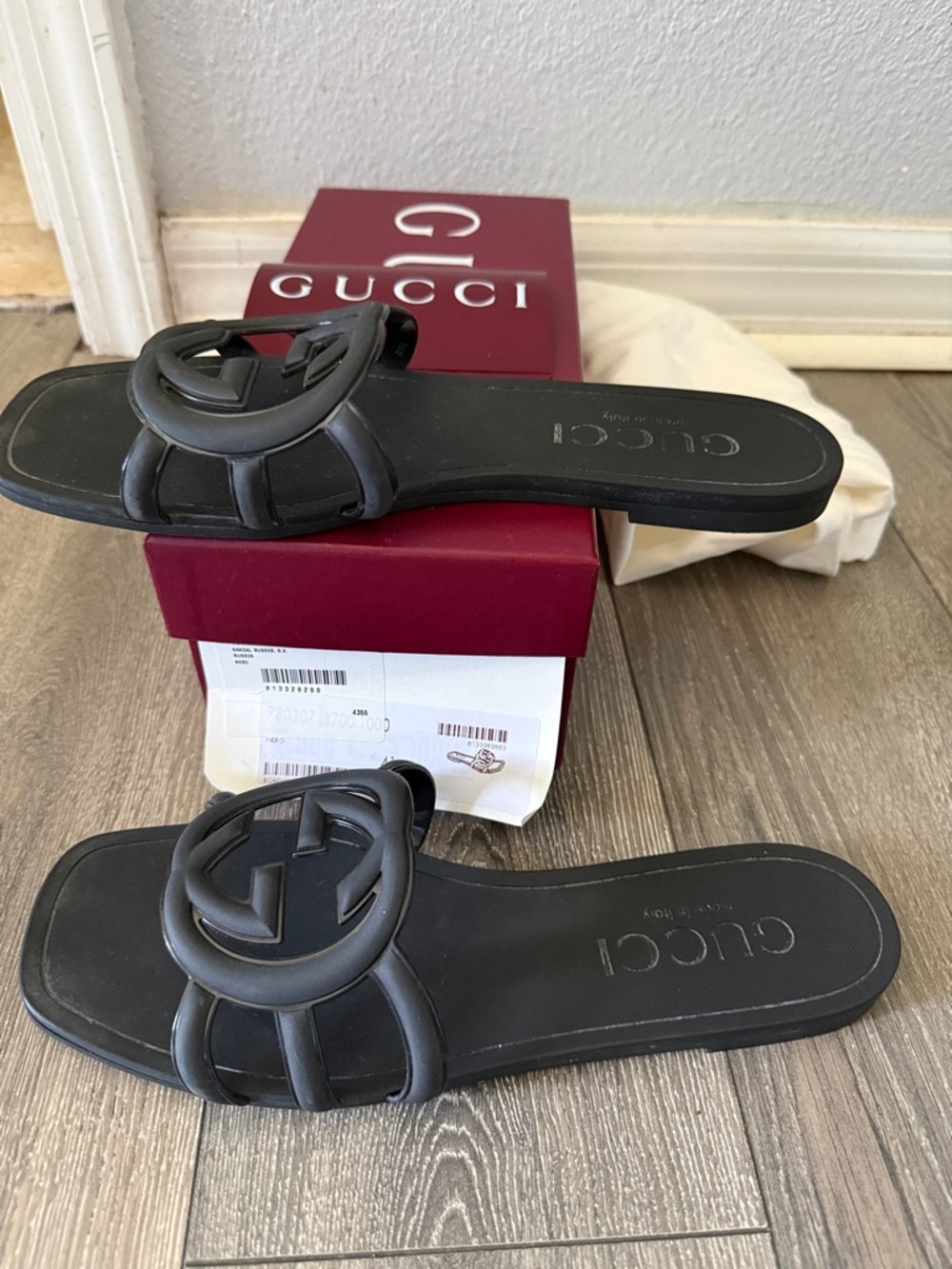 Gucci Black Rubber Interlocking G Slide Sandals - Picture 3 of 4